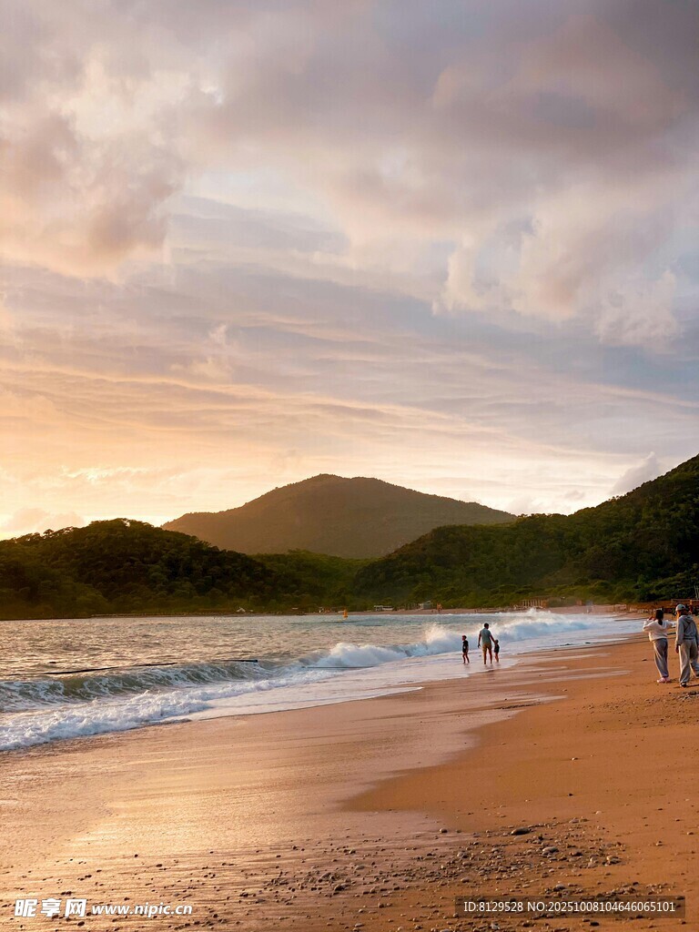 夕阳下的浪漫海滩漫步