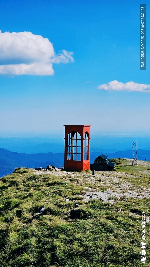 山顶红色小屋与广阔蓝天