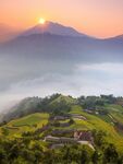 日出下的山间梯田美景