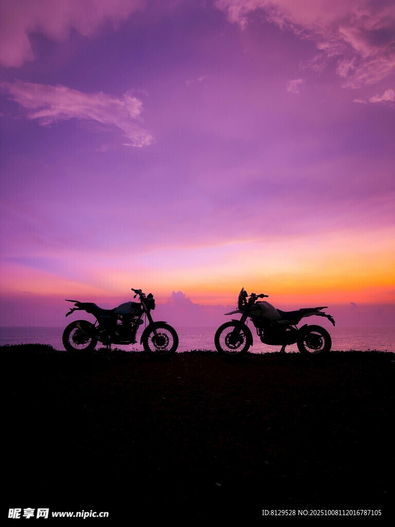 夕阳下的双摩托车剪影