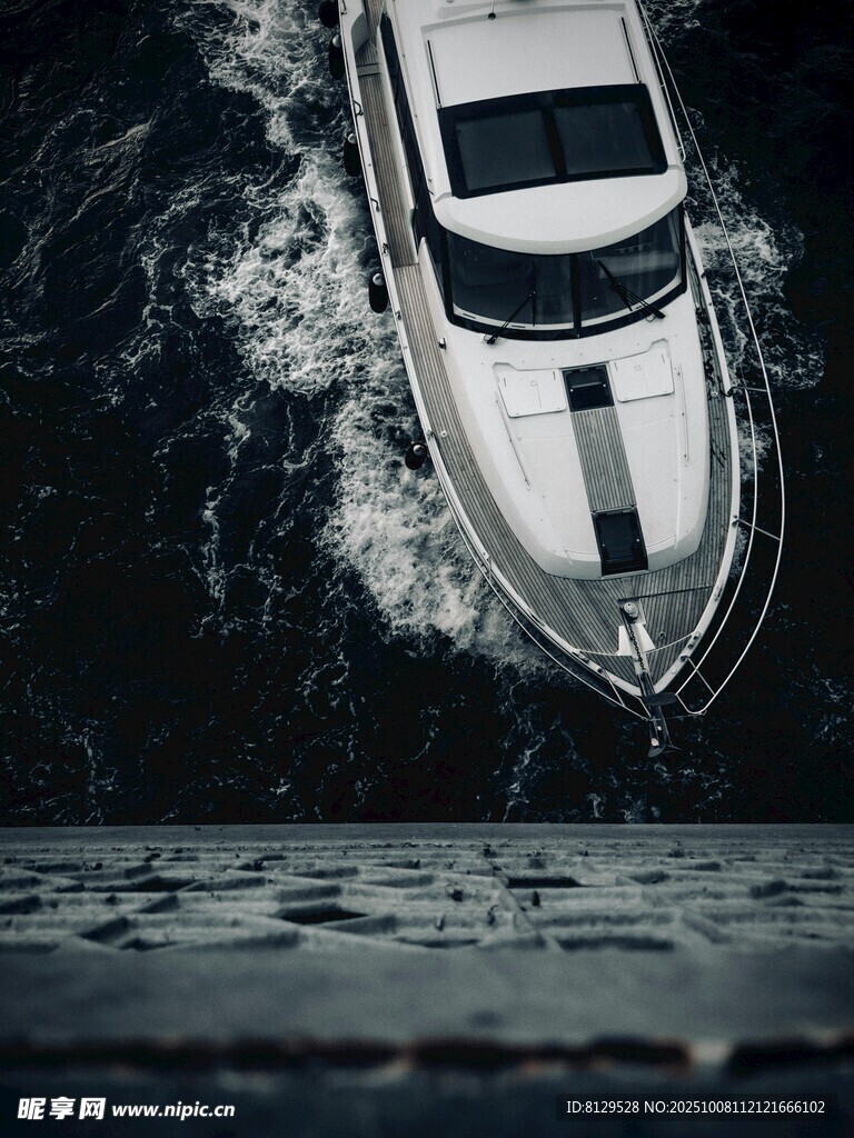 海上疾驰的豪华白色游艇