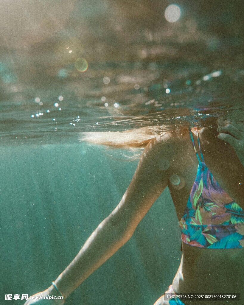 水下泳装女性的曼妙身姿