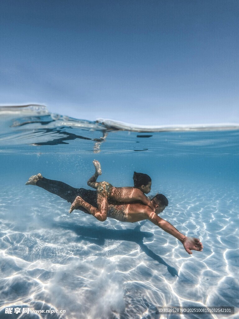 水下畅游的自由泳者