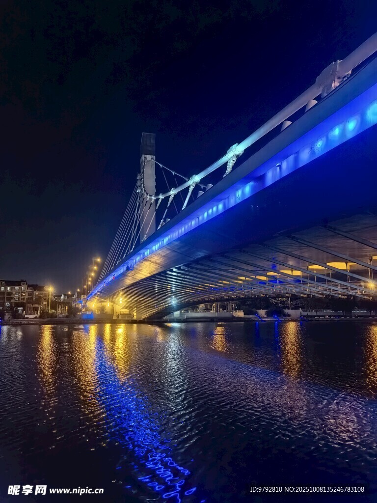 夜晚璀璨桥梁与水面倒影