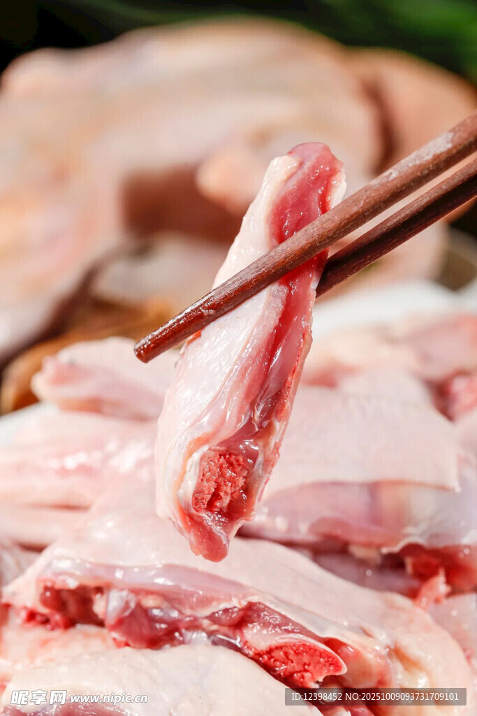 筷子夹起鲜嫩牛肉片
