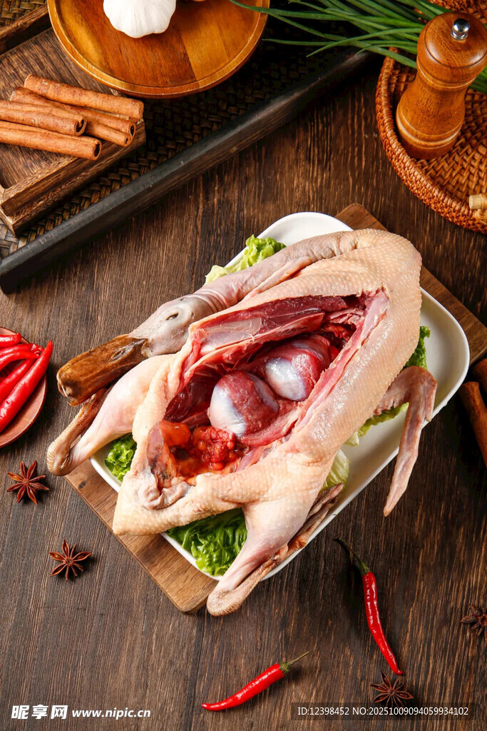 新鲜生鸭肉