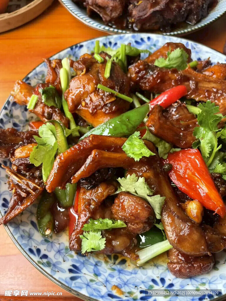 美味辣椒炒肉装盘上桌