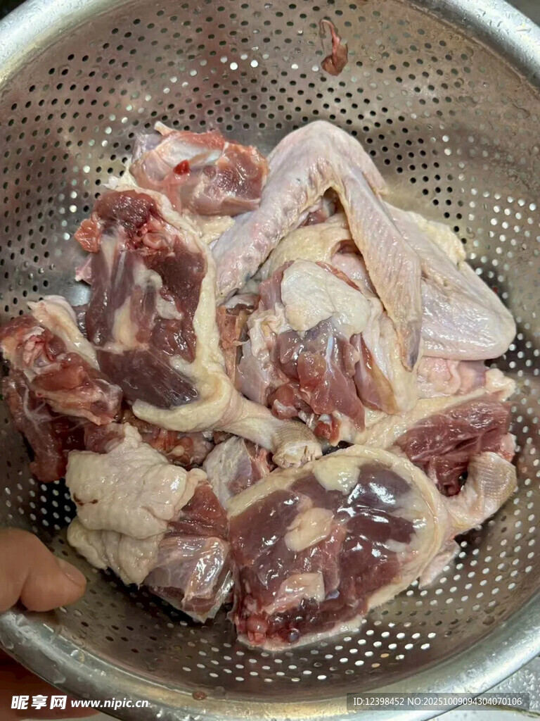 新鲜生鸡肉块待烹饪