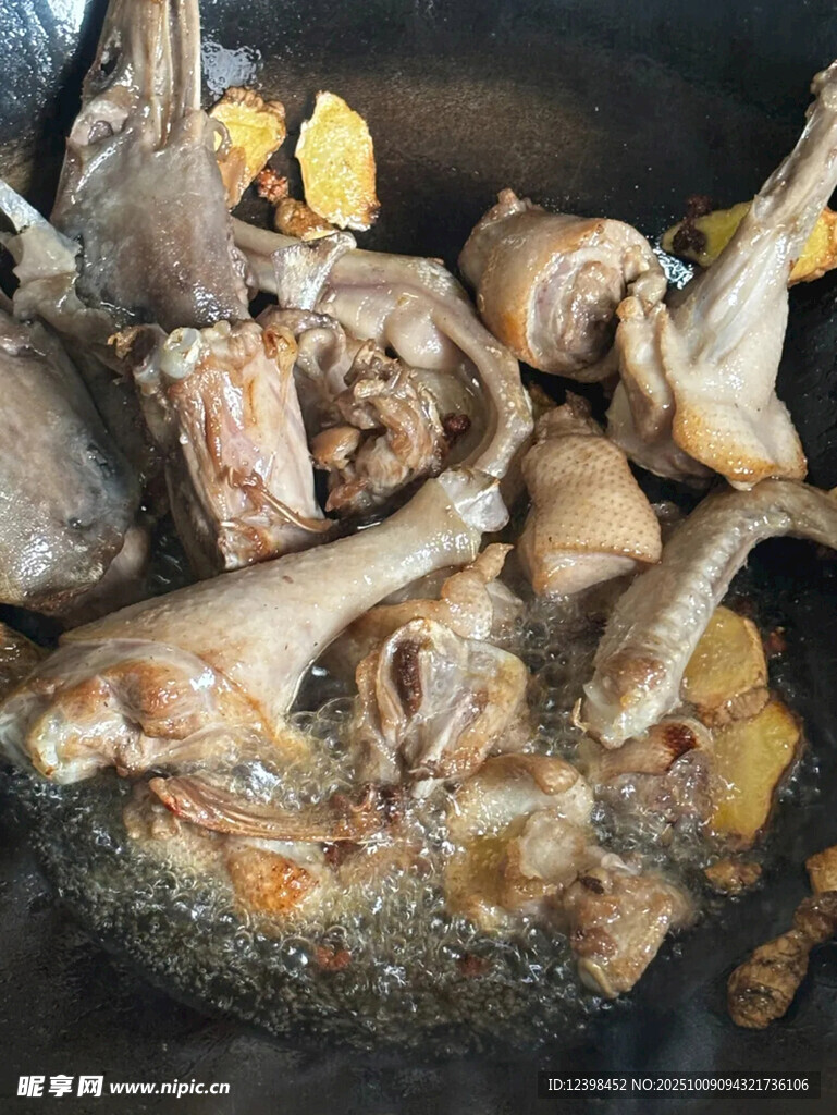 炖煮中的美味鸡骨架
