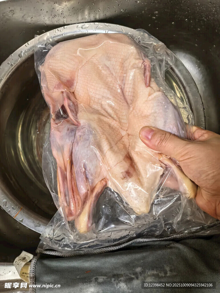 清洗生鸡肉