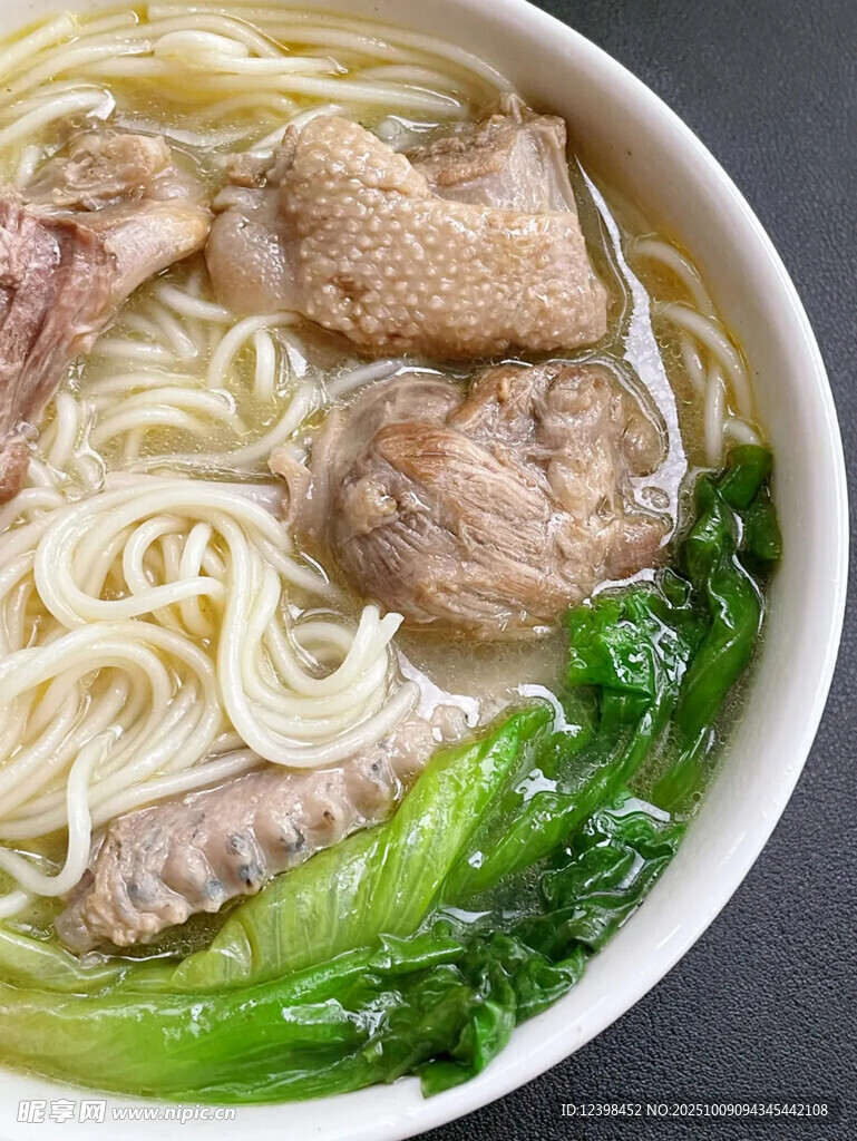 鸡肉青菜面条汤
