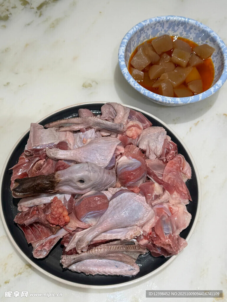 新鲜鸭头食材待烹饪