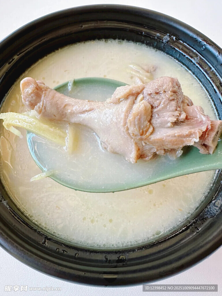 碗中鸡汤配鸡腿