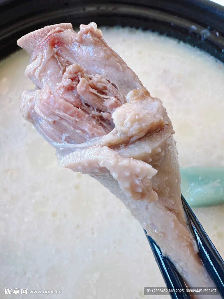 鲜香鸡腿骨汤特写