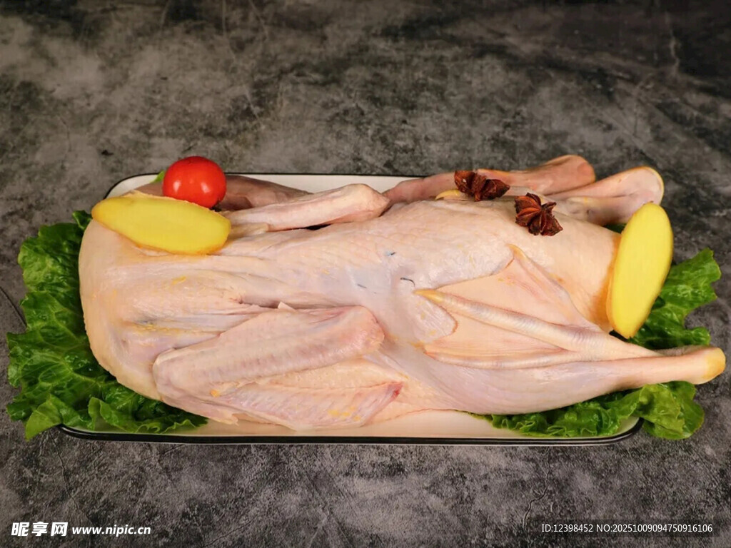 新鲜整只生鸭配蔬果