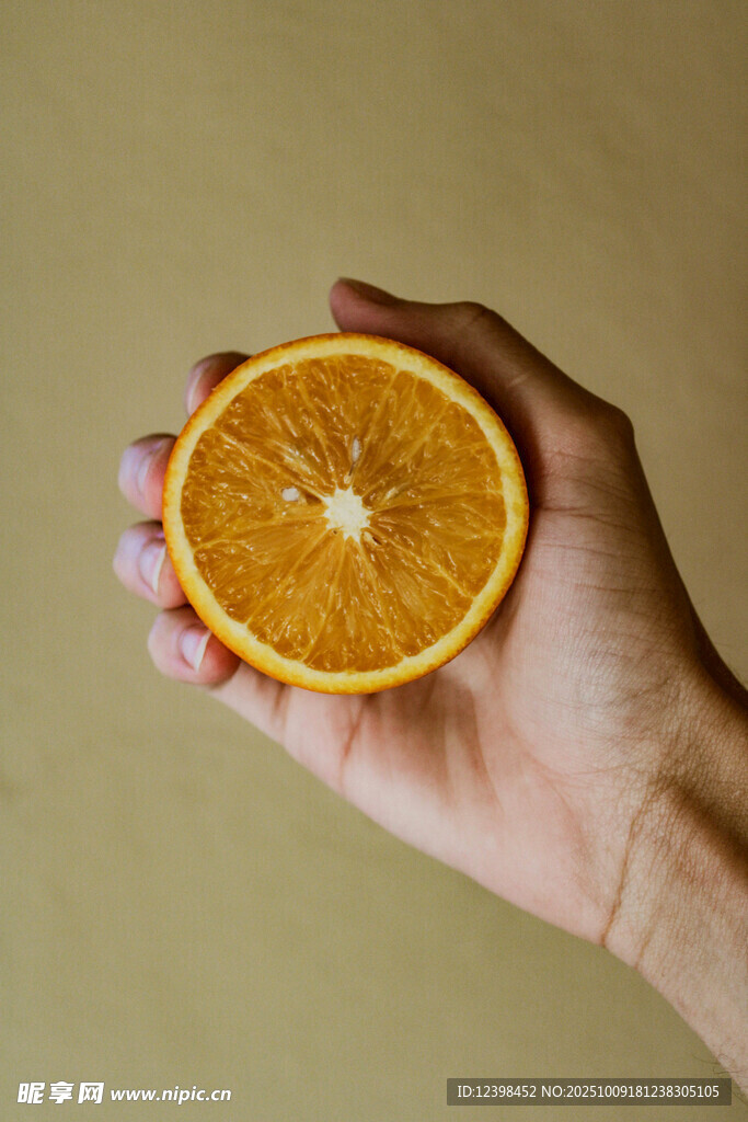 手捧半颗鲜橙