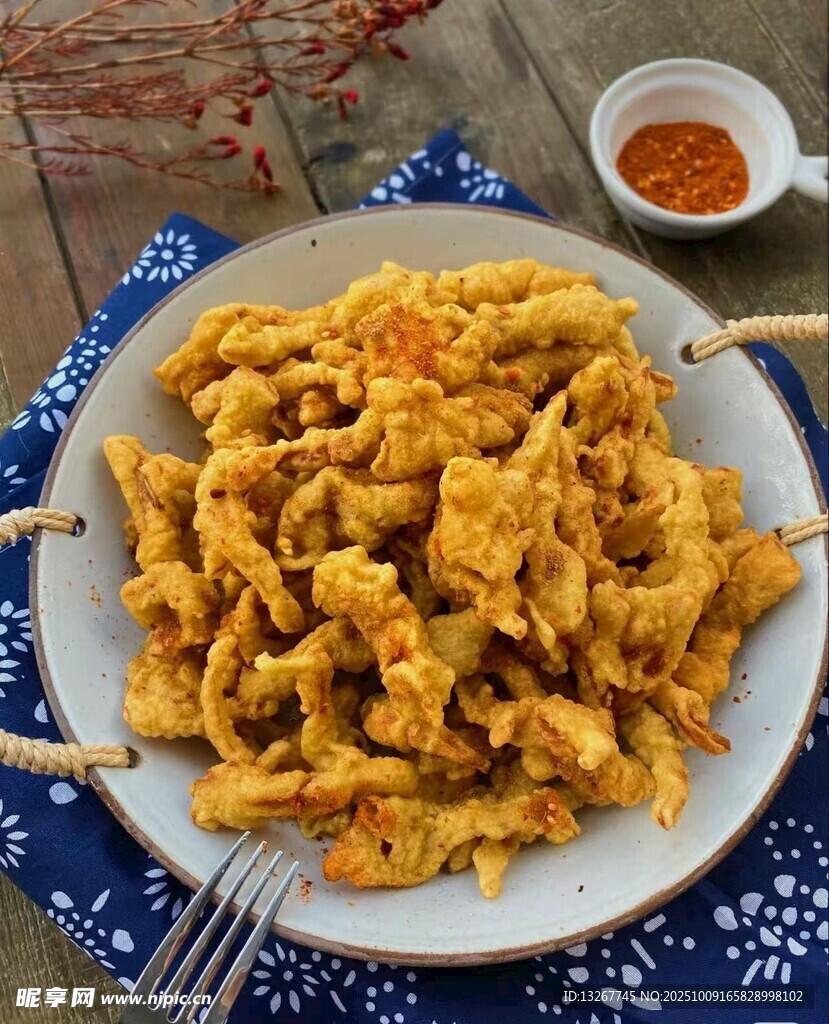 美味炒面摆于蓝布餐垫上