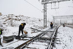铁路工人雪天维护铁轨