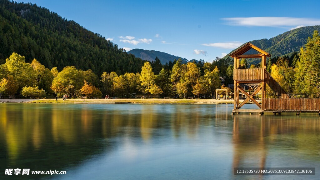 湖畔木屋秋景