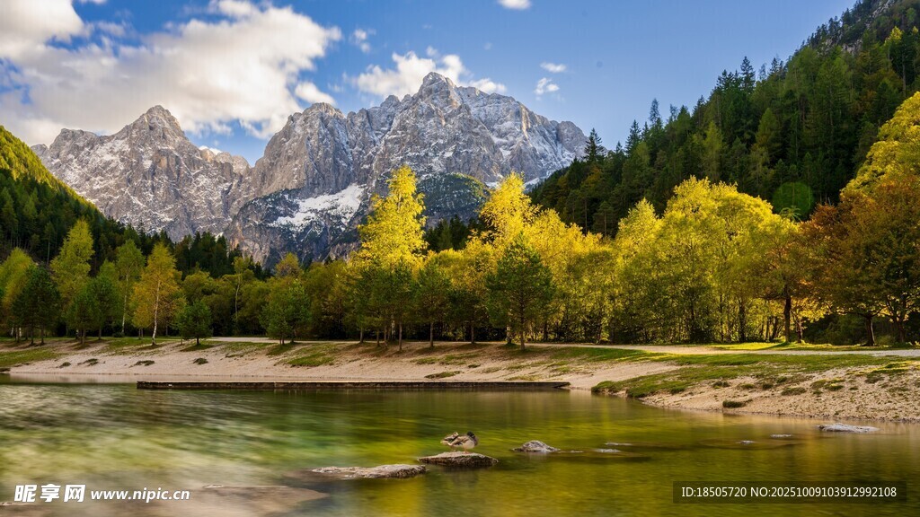 秋日山间湖景