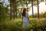林间女子漫步赏景