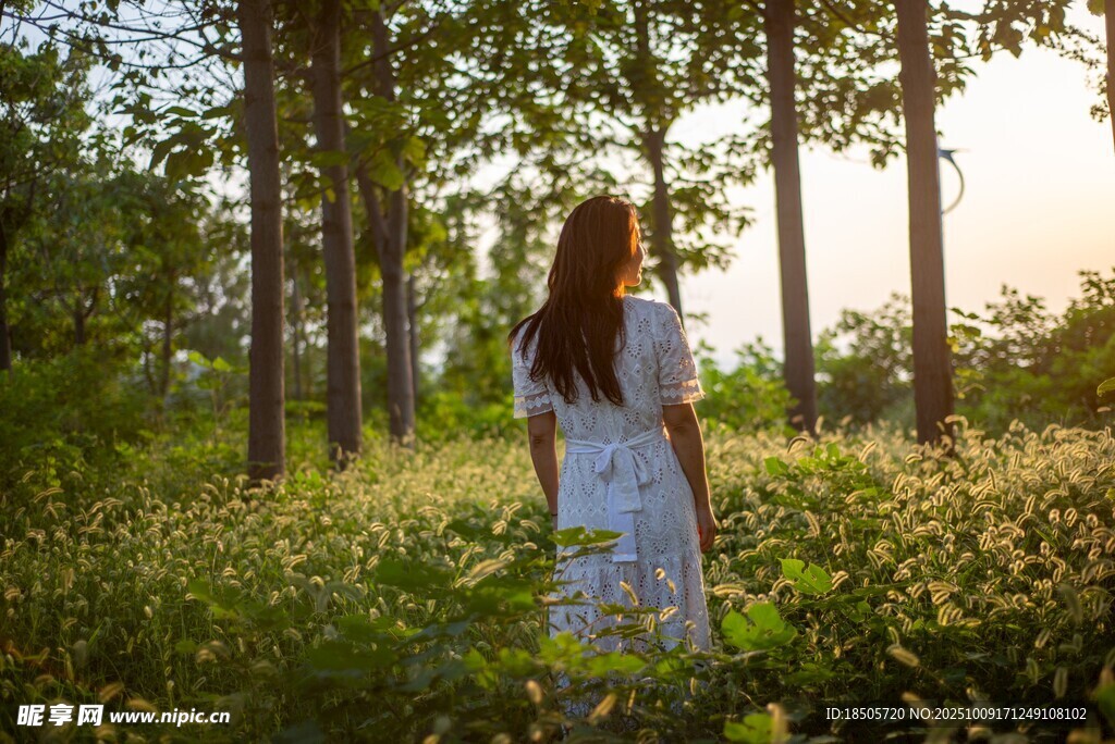 林间女子漫步赏景