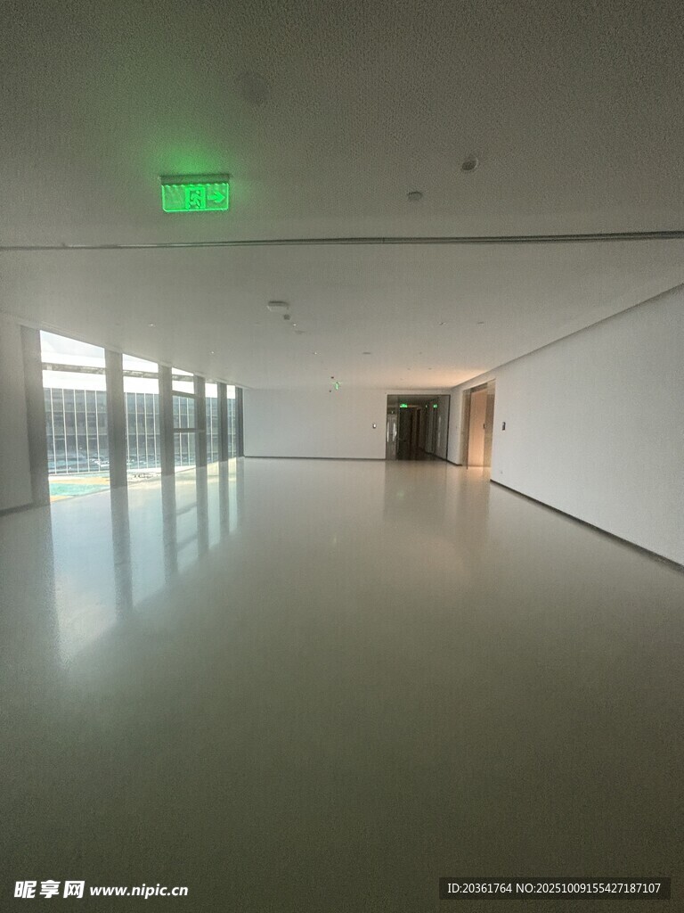空旷明亮的现代化室内空间