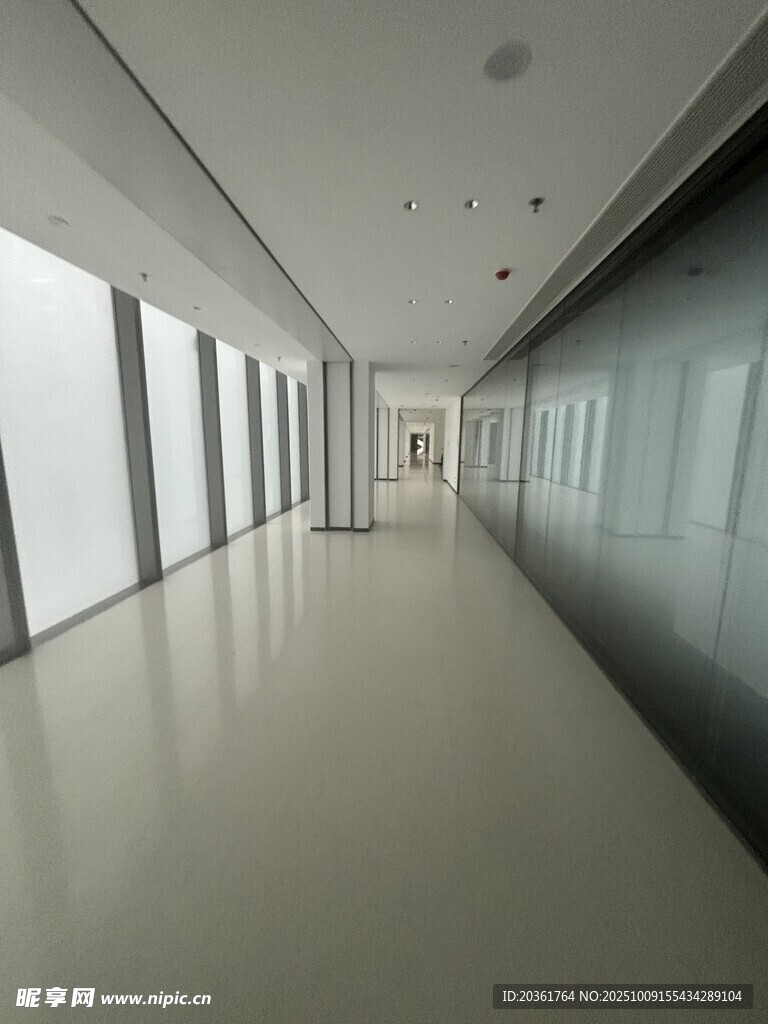 现代简约风格的空旷走廊
