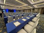 宽敞会议室整齐桌椅布置
