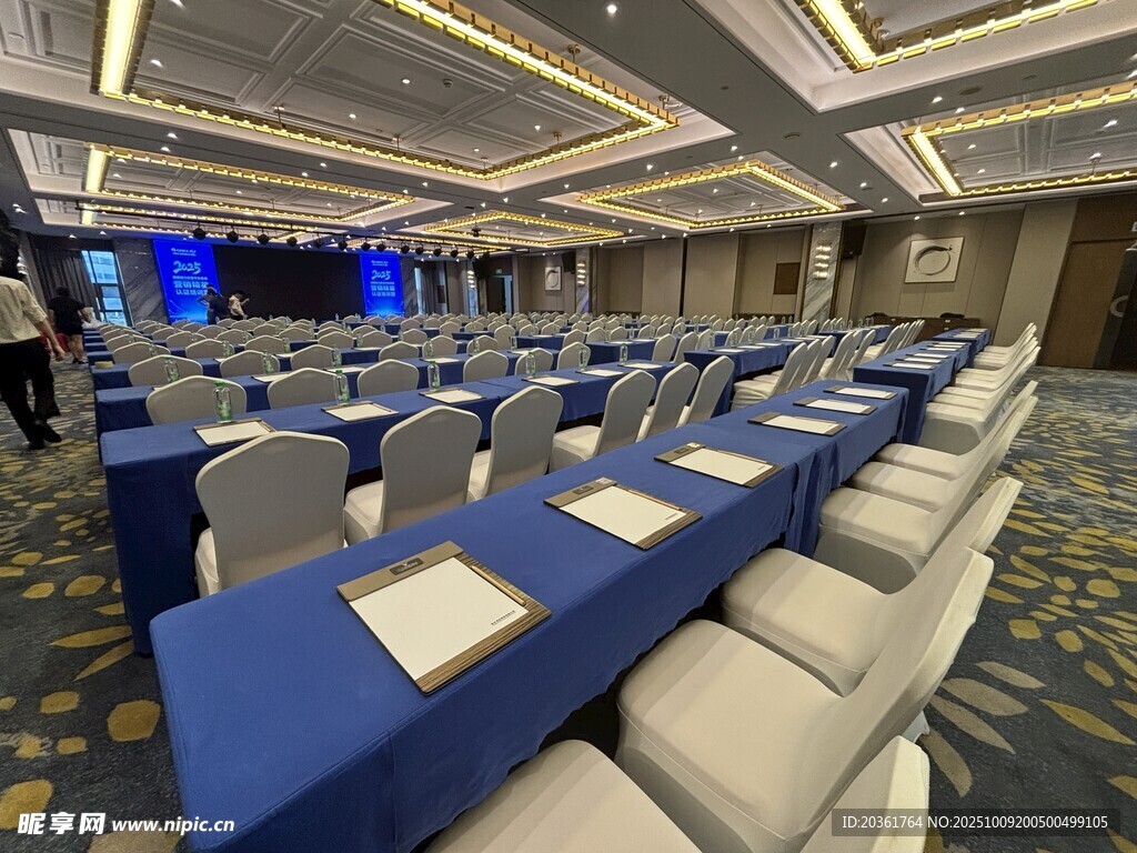 宽敞会议室整齐桌椅布置