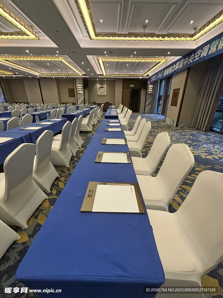 宽敞会议室的整齐桌椅