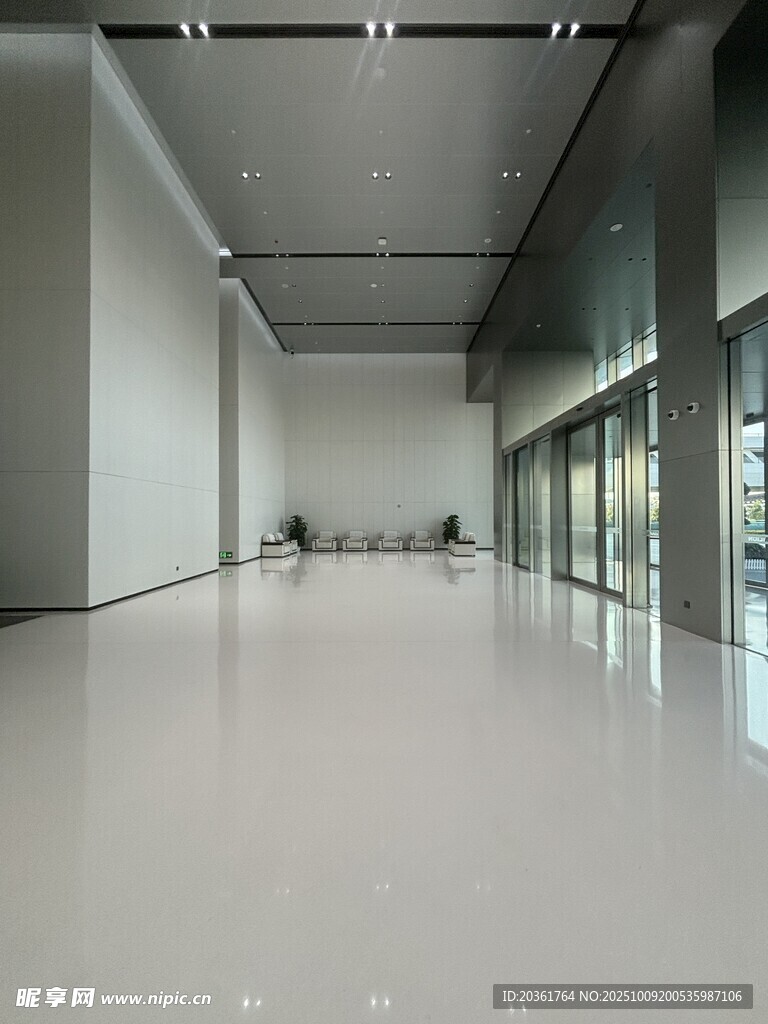 空旷现代风室内走廊空间