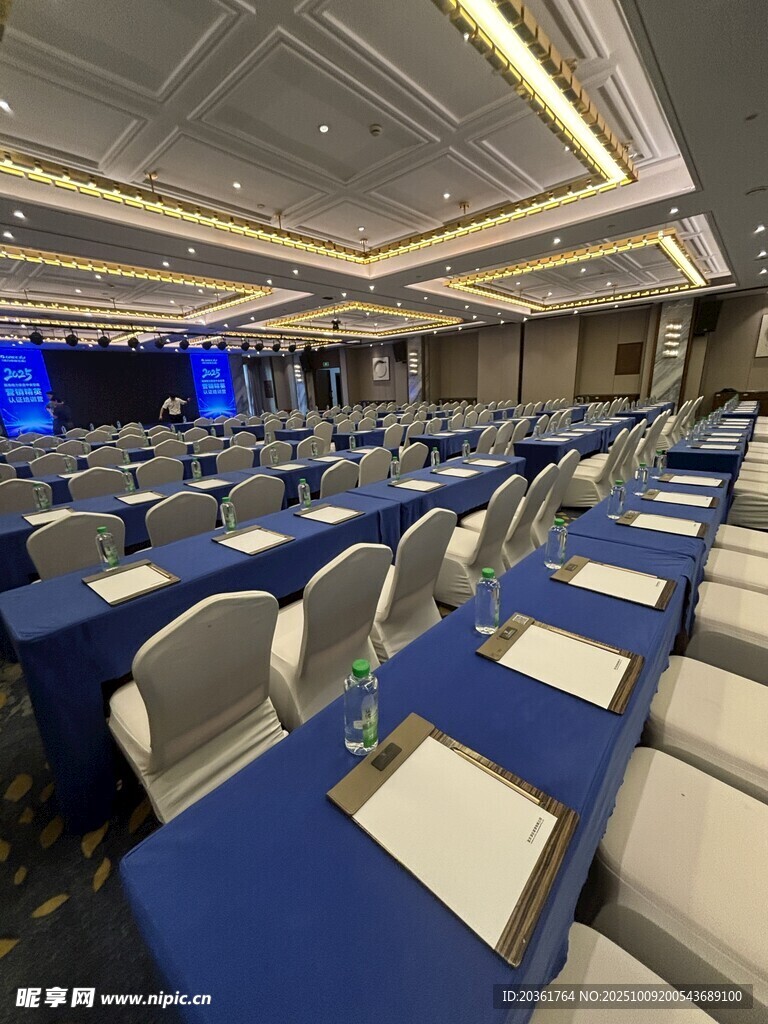 宽敞整洁的会议场地布置