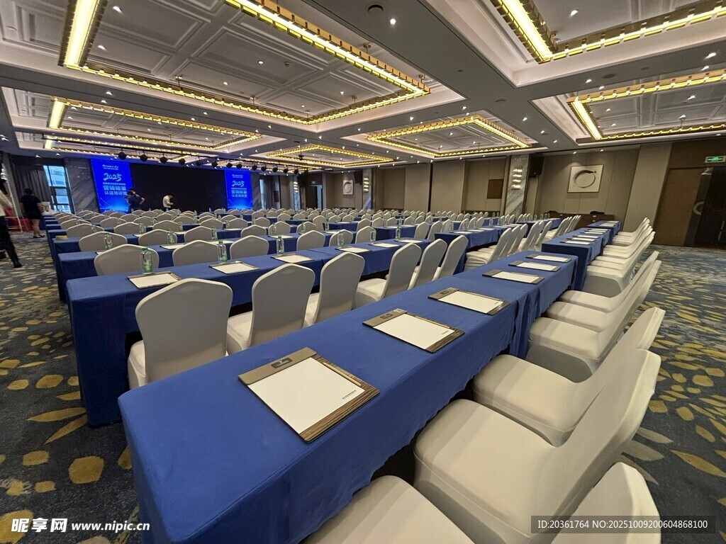 宽敞会议室整齐桌椅布局