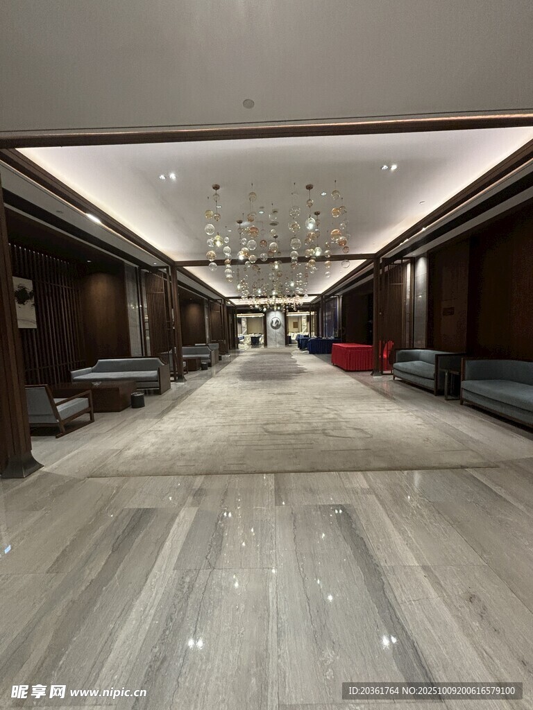 豪华宽敞的室内走廊空间