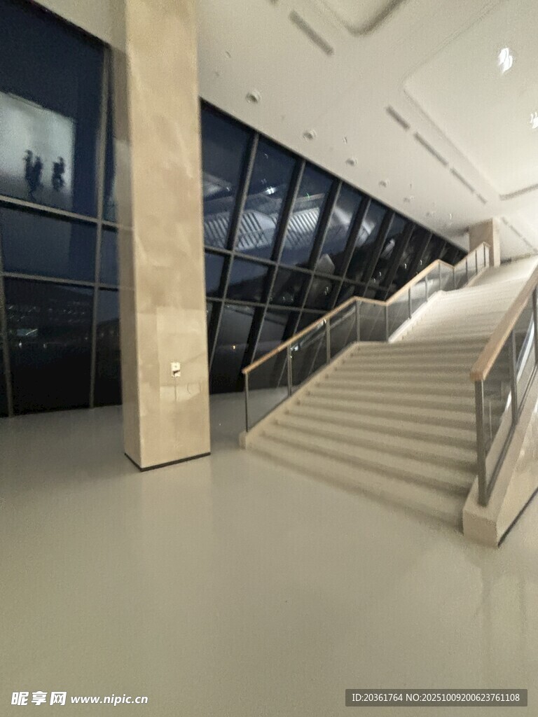 现代建筑内的宽敞楼梯空间
