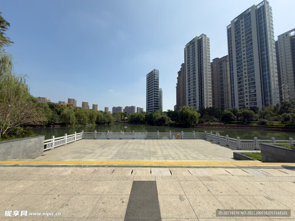 城市河畔开阔广场景观