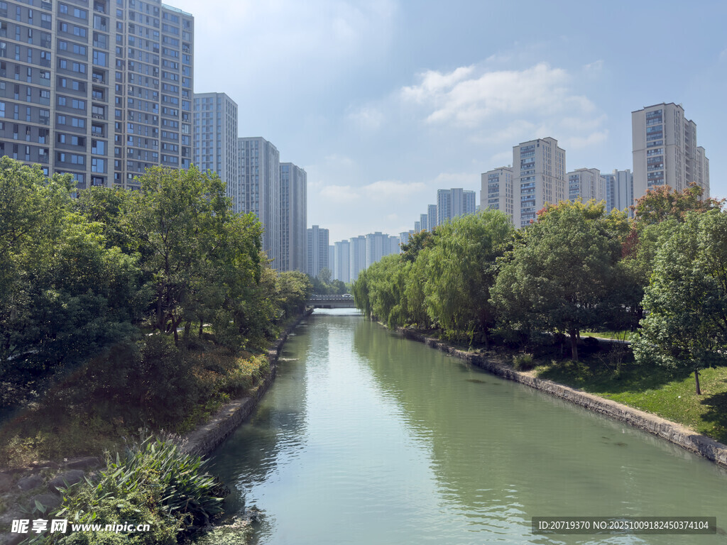 城市河畔风光
