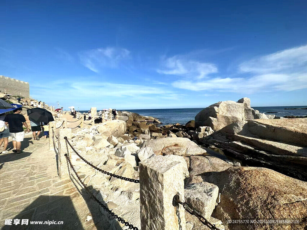 海边岩石栈道的休闲场景