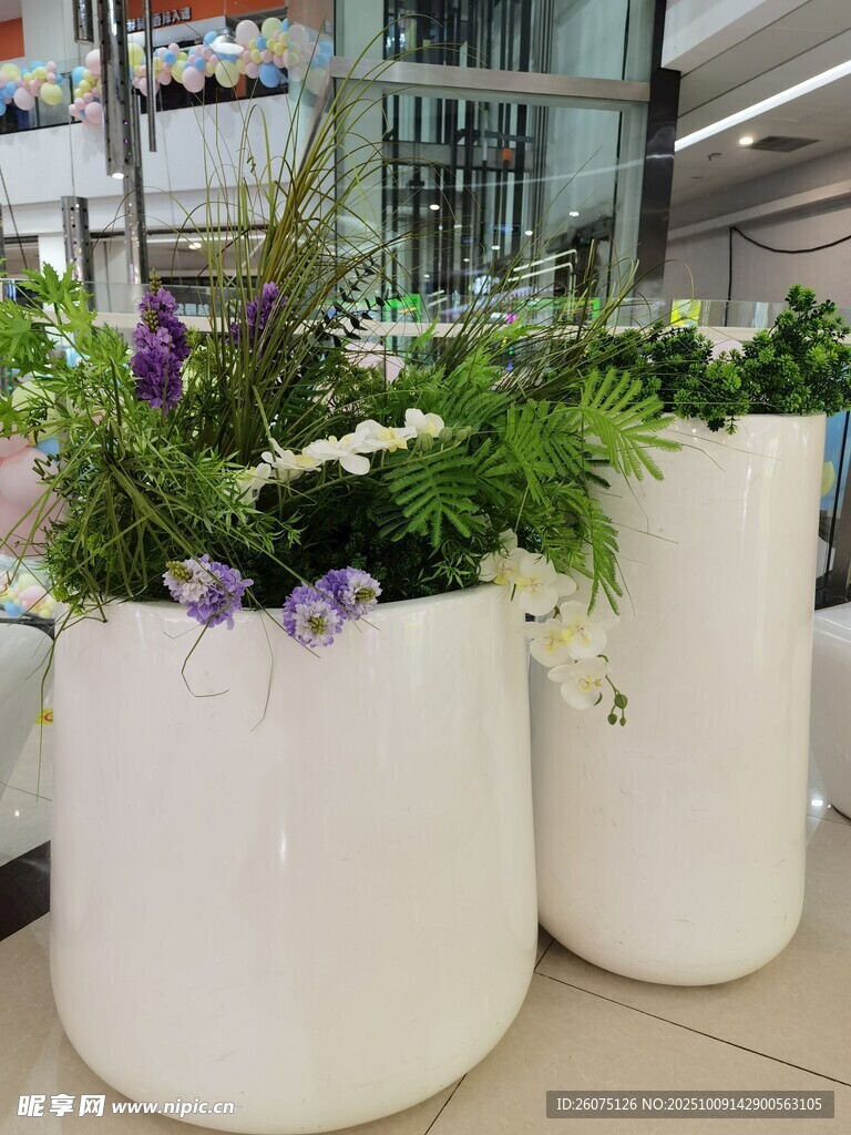 白色花盆中的仿真绿植花卉