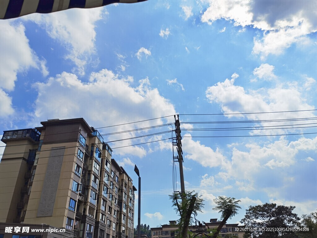 蓝天白云下的城市建筑