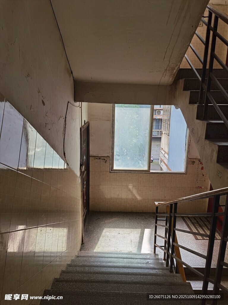 室内楼梯间的光影景致