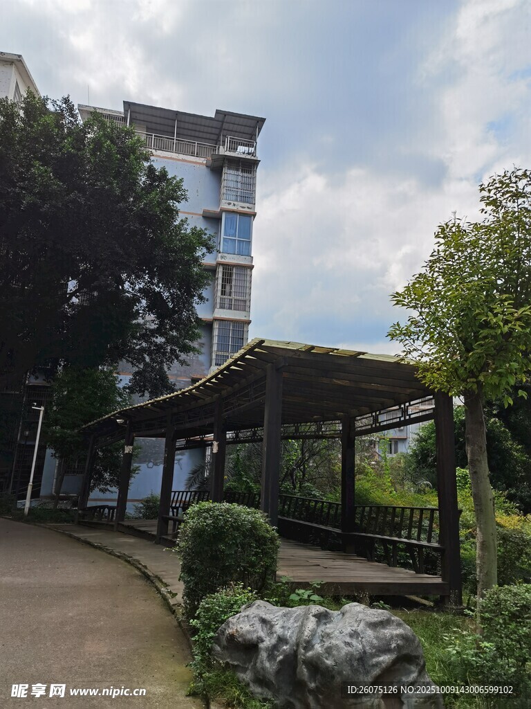 户外休闲长廊与绿植建筑