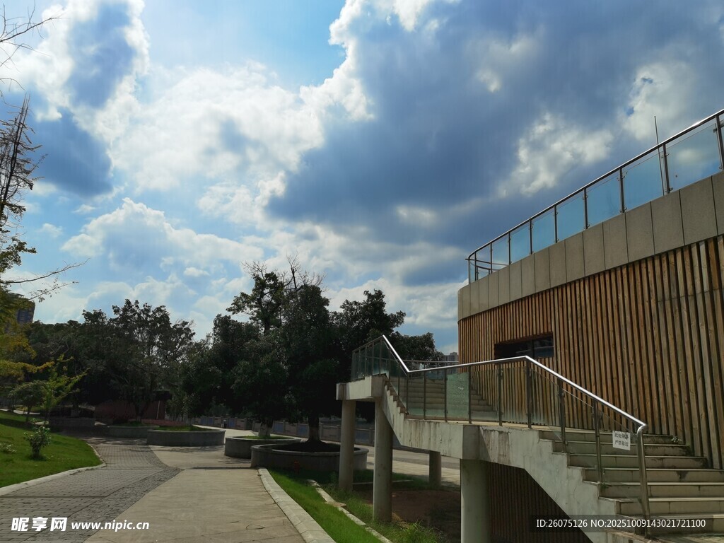 户外建筑旁的开阔景致
