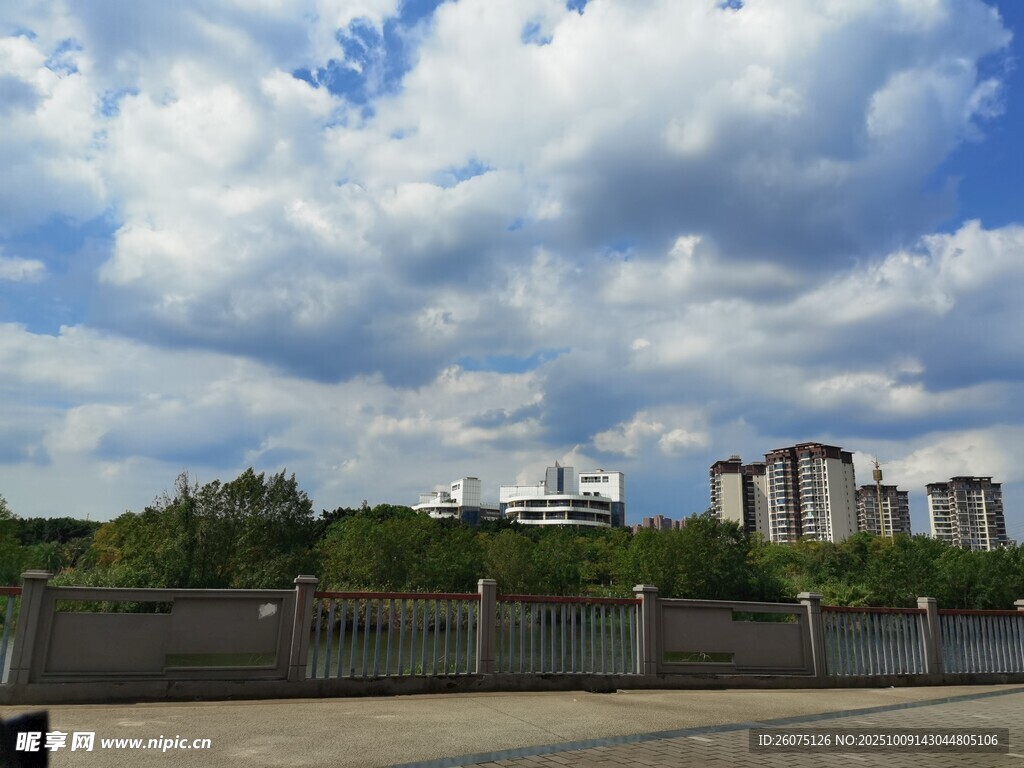 蓝天白云下的城市远景