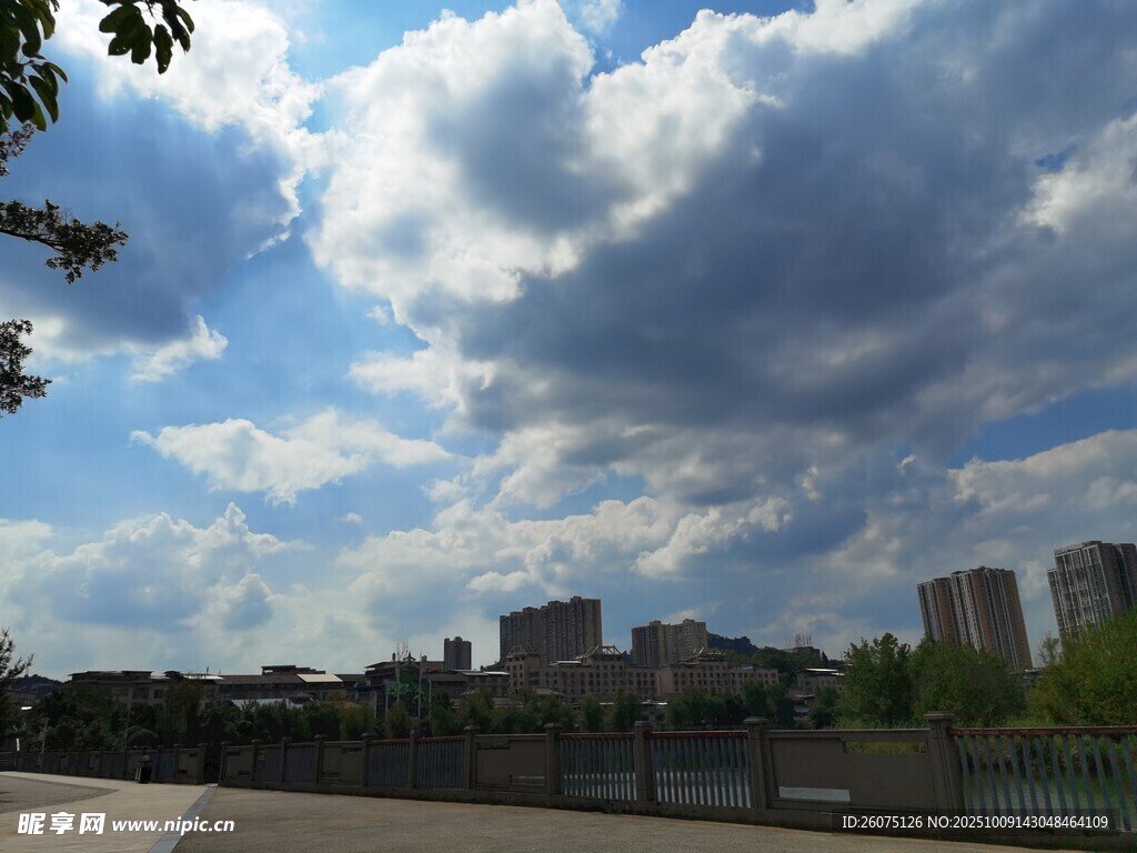 城市上空的蓝天白云景观