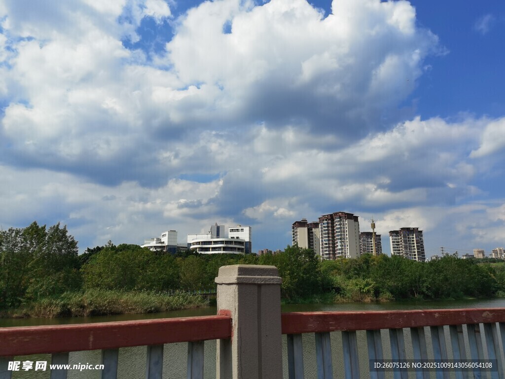 河畔风景蓝天白云与建筑