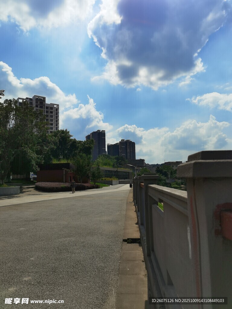 城市道路边的晴朗天空