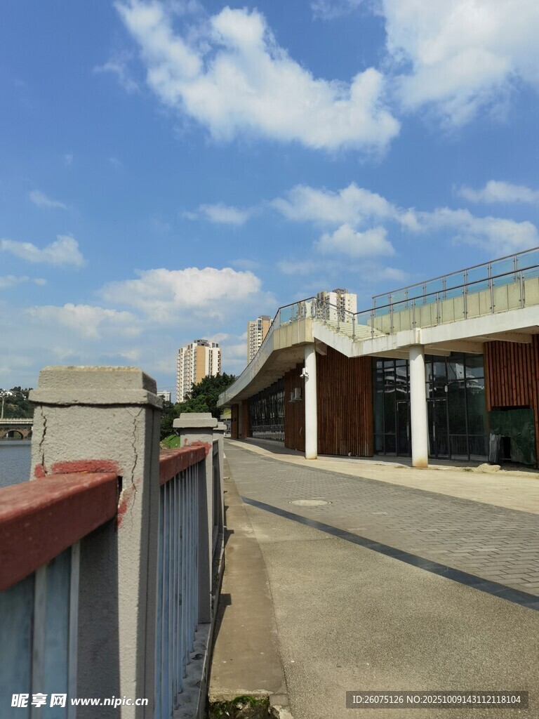 户外开阔建筑旁的平坦路径