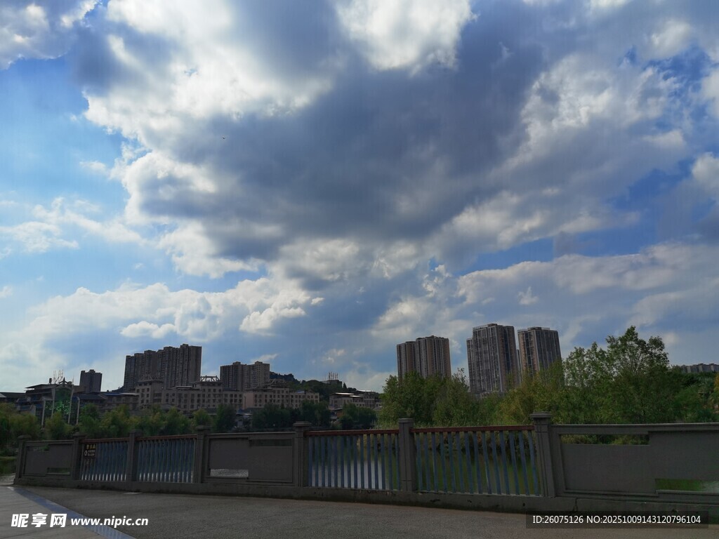 城市上空的壮丽云层景观